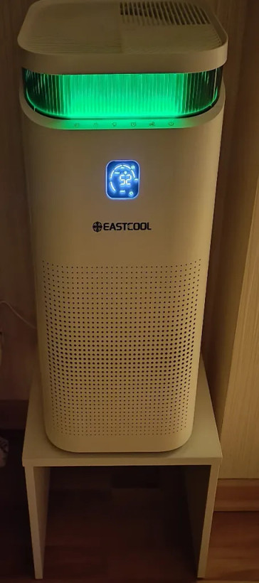 تصفیه کننده هوا یک مرحلهای ایستکول مدل TM-TW500UV، دارای فیلتر HEPA، کربن فعال و فیلتر اولیه، مناسب فضاهای داخلی و بیش از 64 مترمربع، مجهز به یونساز و استریلیزاسیون UV، با نمایشگر وضعیت لمسی، نشانگر کیفیت هوا و تنظیم 5 سرعت فن